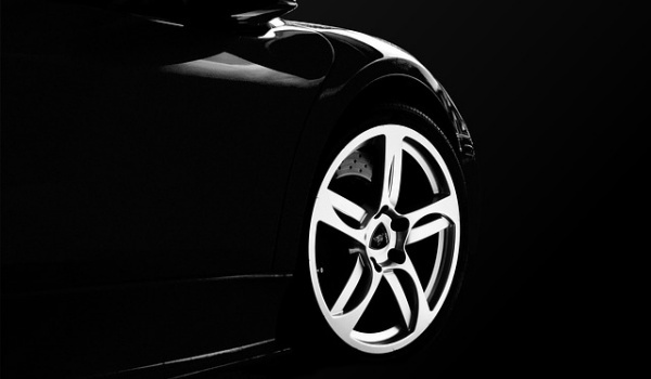 上海富豪豪掷百万房车停南宁街头,钥匙留赠路人引热议 上海富豪豪掷百万房车停南宁街头,钥匙留赠路人引热议