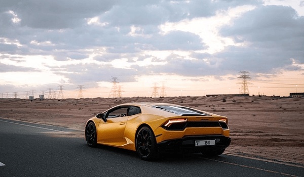 驾校车为何轻踩离合即走？私家车却需油门助力？