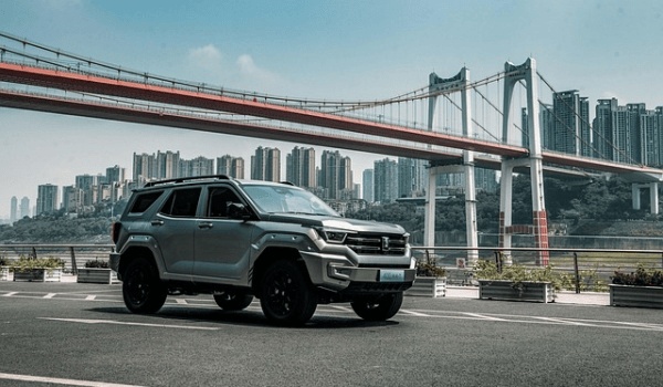 德国宝马330e Touring试驾体验：新能源浪潮下的“老牌新秀” | 海外深度评测