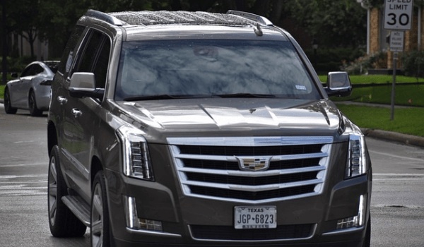 惊魂一幕！四少年盗车狂飙400公里，奔驰变"教学车"车损惨重