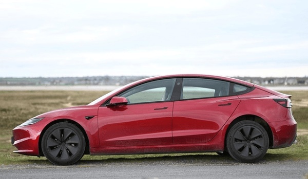 梅赛德斯-奔驰全新纯电GLC SUV：800伏高压架构引领电动新风尚