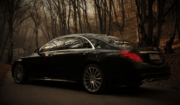 阿斯顿·马丁Valkyrie：夜行超跑的梦幻传奇与极致性能